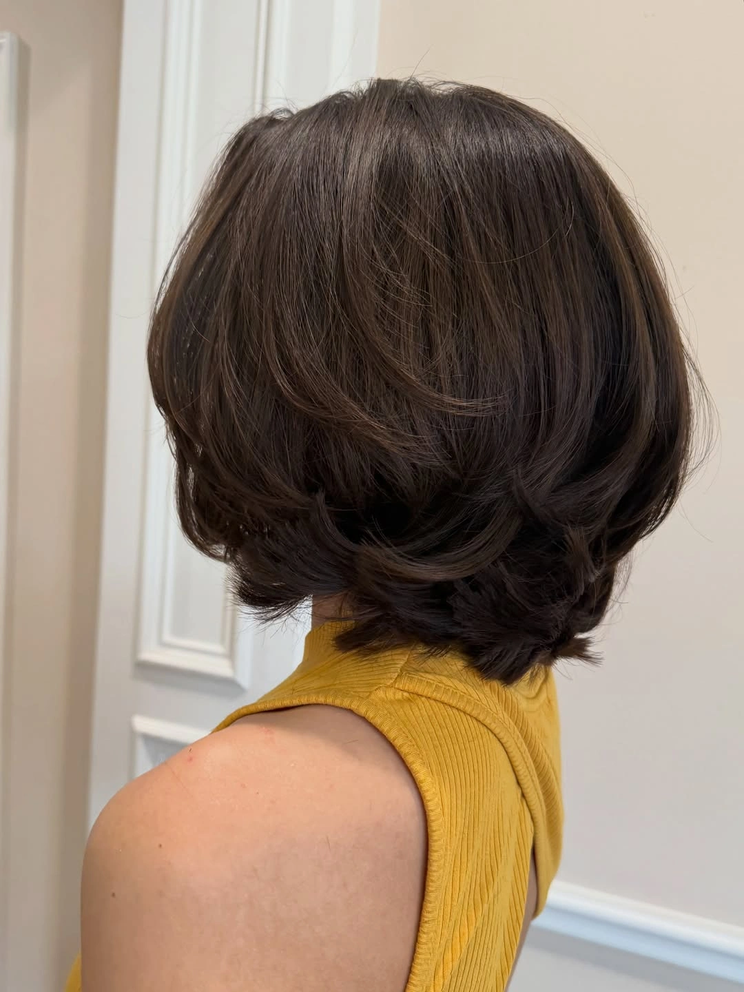 layered bob hair rounded Brown bob with 360-degree volume