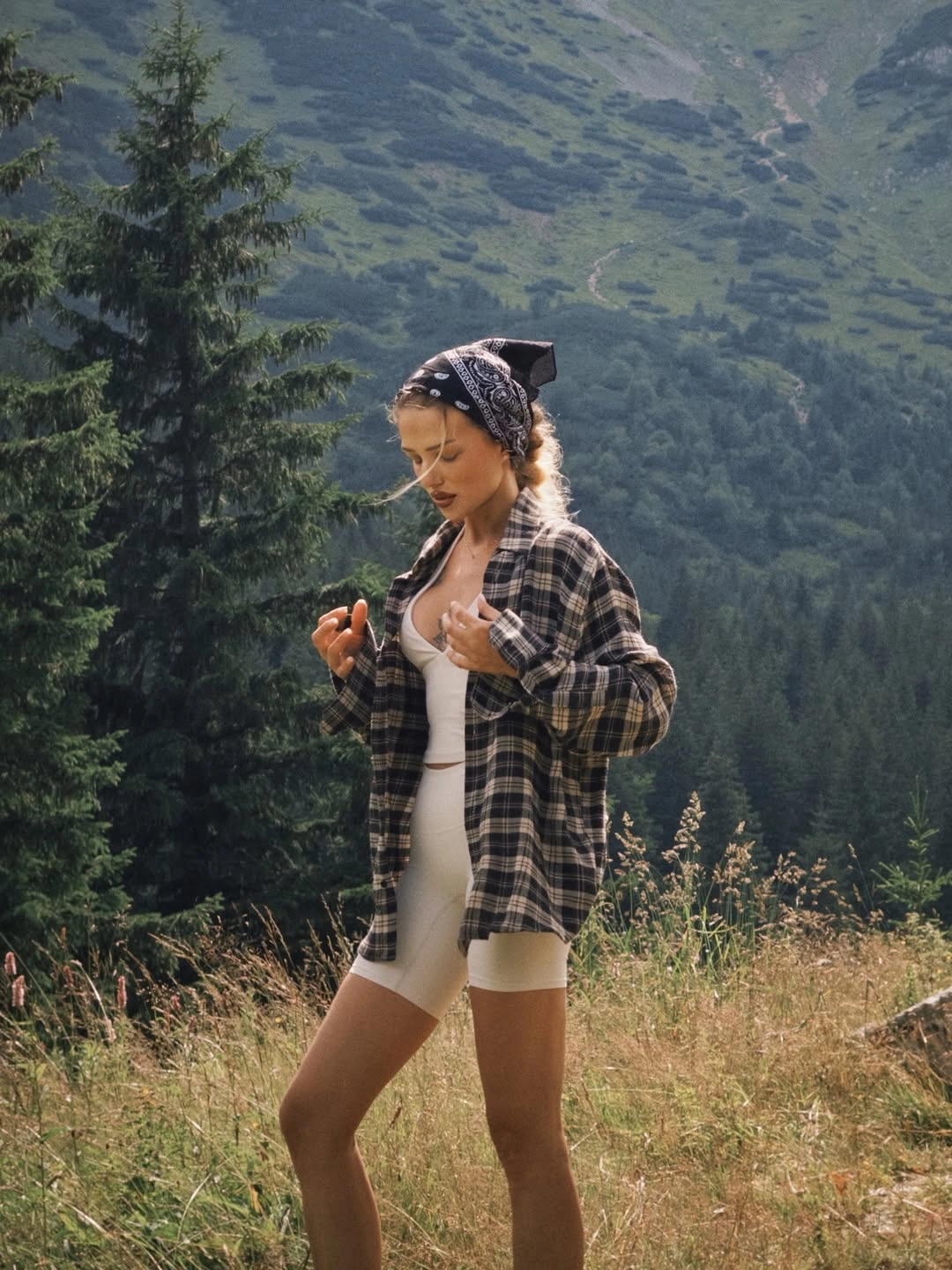 stylish september fashion trends 2026 Plaid Layers and Outdoor Style