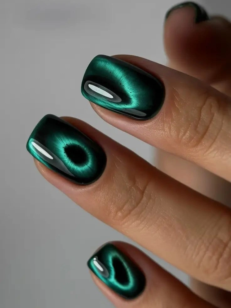 Trendy Dark Fall Nails 2026 Emerald Green Cat Eye Glow