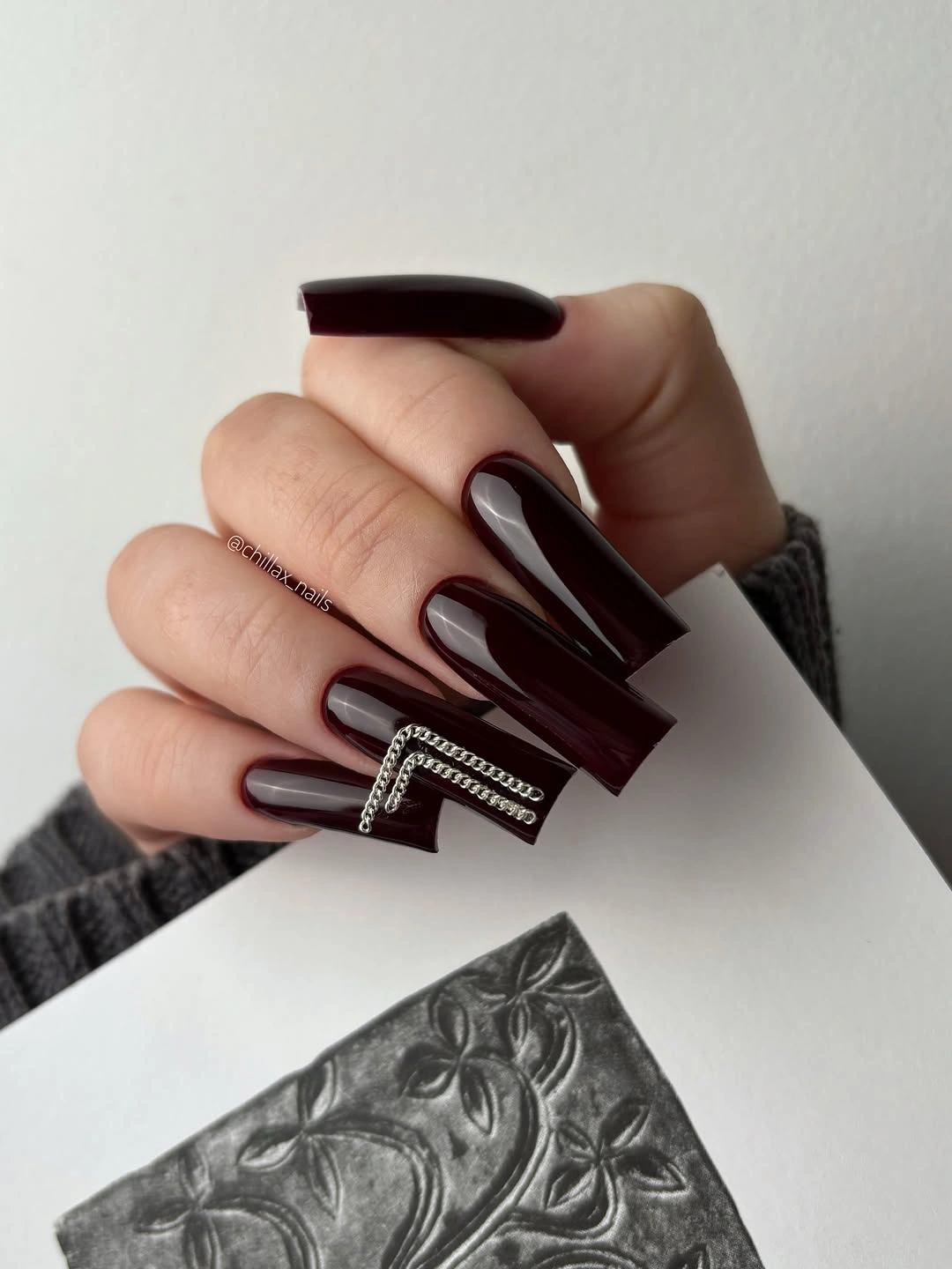 Trendy Dark Fall Nails 2026 Glossy Oxblood Silver Chain