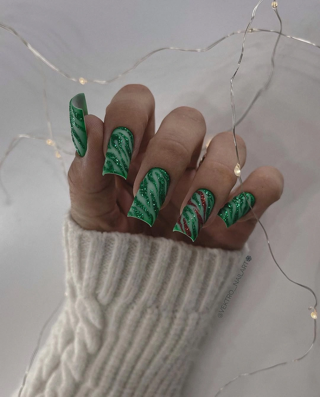 Trendy Dark Fall Nails 2026 Emerald Green Glitter Wave Design