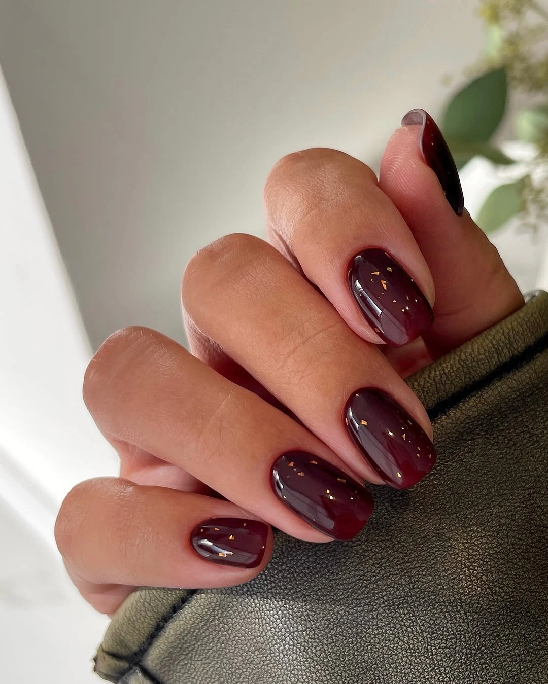 rich fall nails colors for dark skin Glossy Burgundy Nails With Golden Flecks