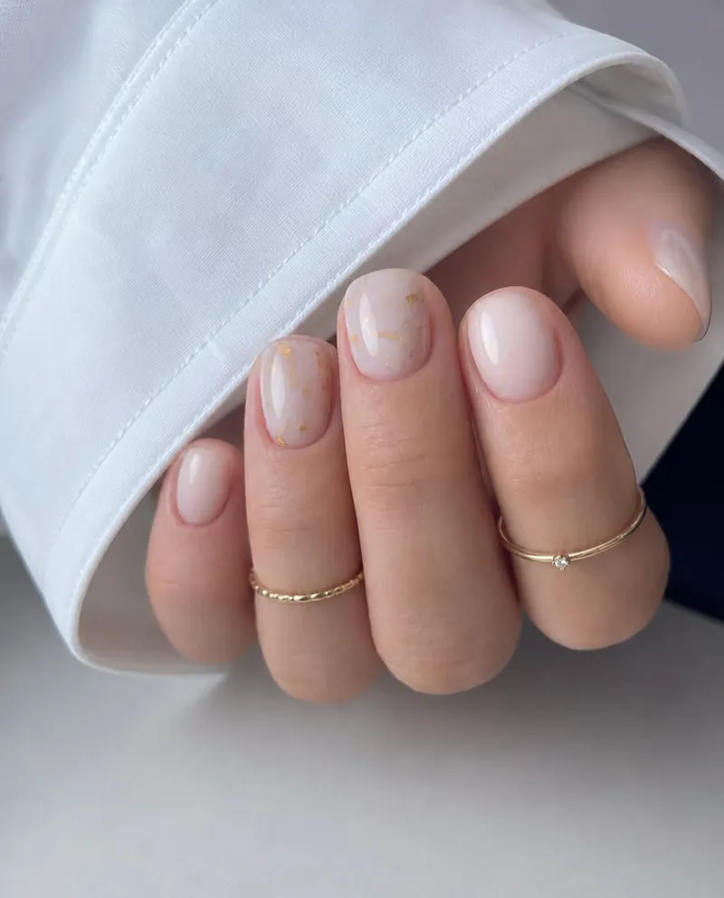 Milky White Gold Flake Nails — Winter Round Nails