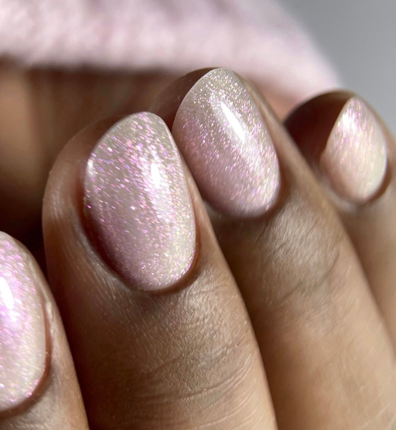 Iridescent Shimmer Short Oval Nails Iridescent Shimmer Short Oval Nails β Winter Oval Nails