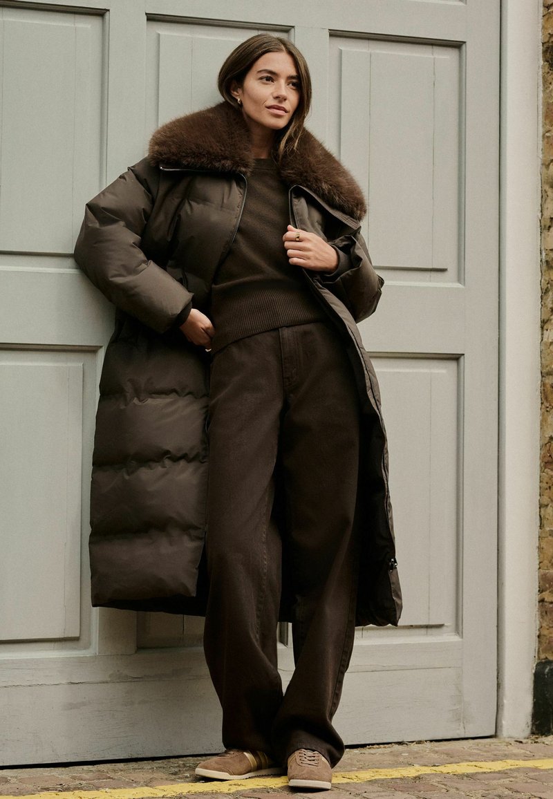 Chocolate Brown Puffer Coat with Fur Collar and Denim — Winter Puffer Jacket Outfits