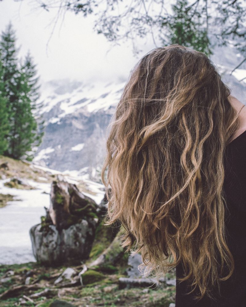 Flowing Mid-Back Waves With Blonde Highlights Flowing Mid-Back Waves With Blonde Highlights β Winter Haircuts for Wavy Hair