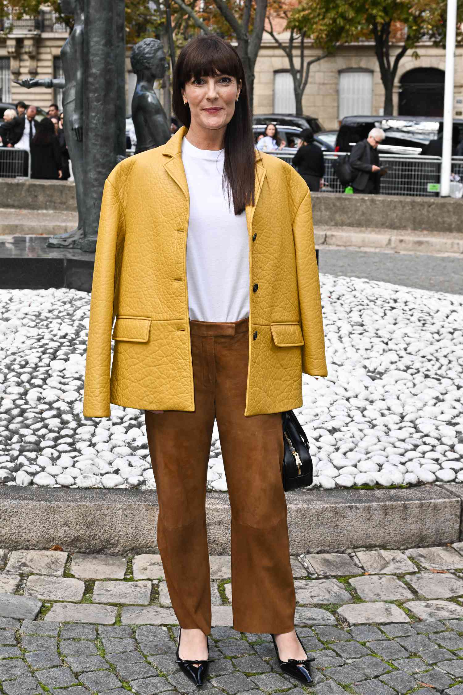 Oversized Yellow Blazer with Brown Trousers Oversized Yellow Blazer with Brown Trousers β Comfy Winter Outfits