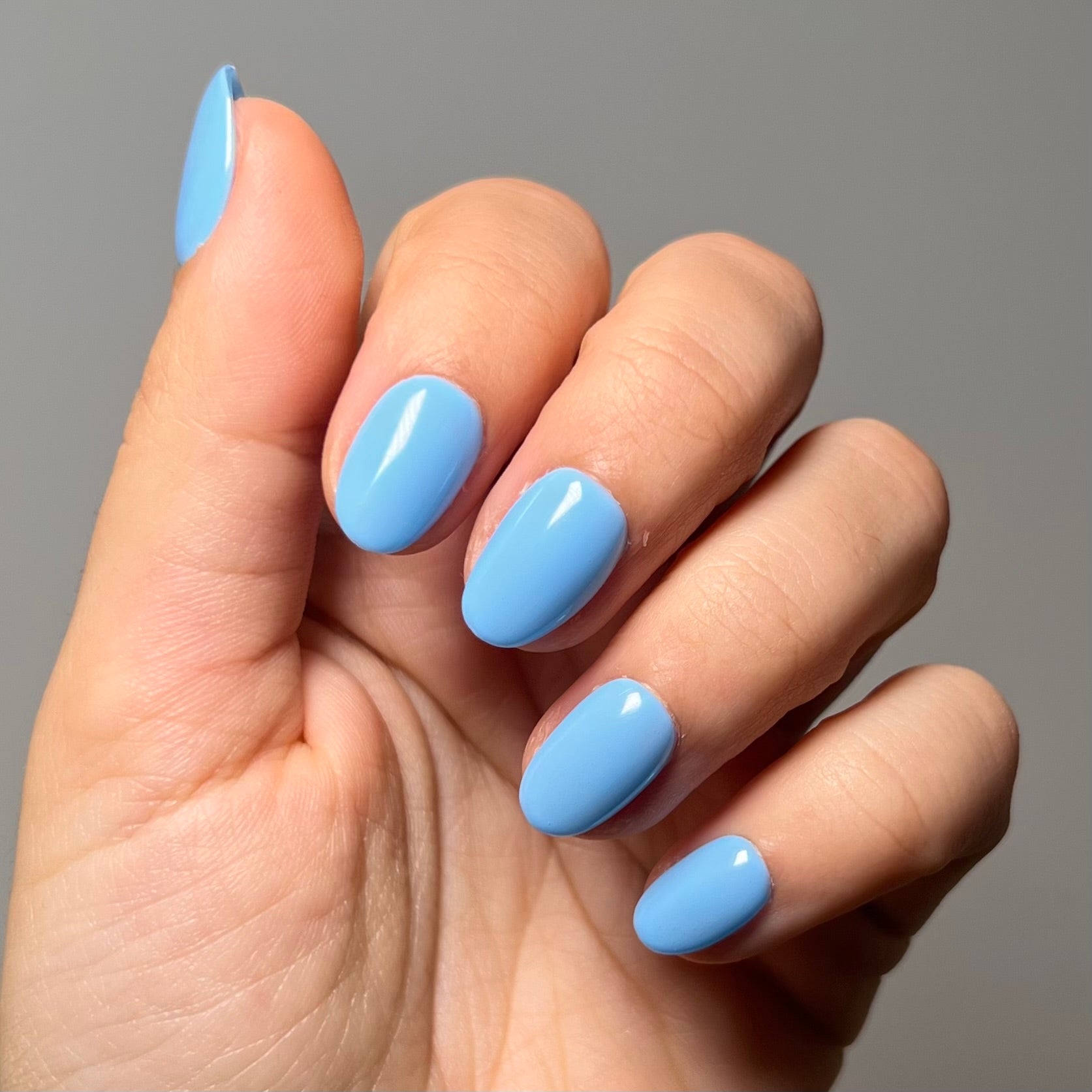 Bright Sky Blue Glossy Round Nails — Winter Round Nails