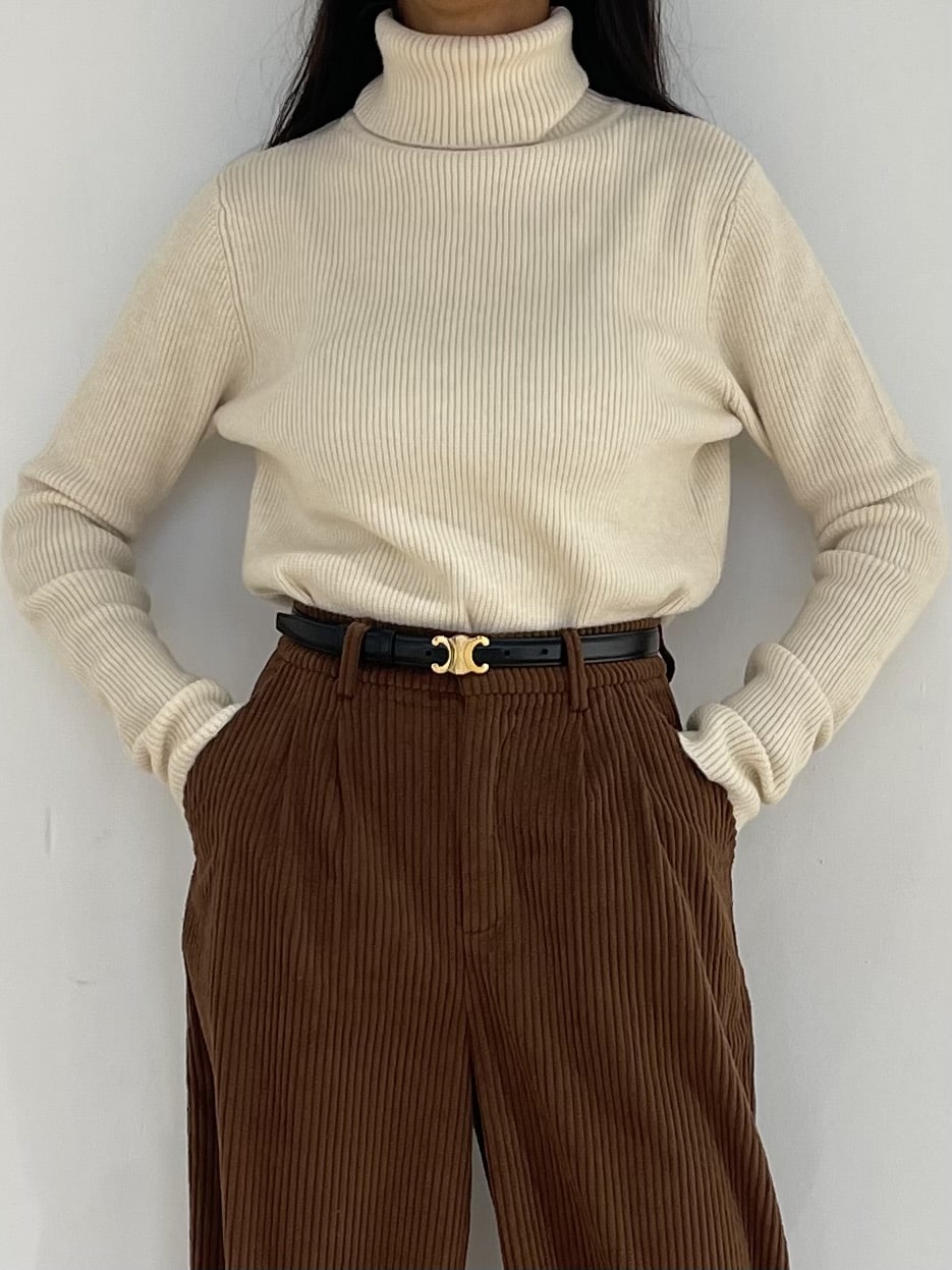 Ribbed Turtleneck Sweater with Corduroy Trousers for Cozy Texture Ribbed Turtleneck Sweater with Corduroy Trousers for Cozy Texture β Early Winter Outfits