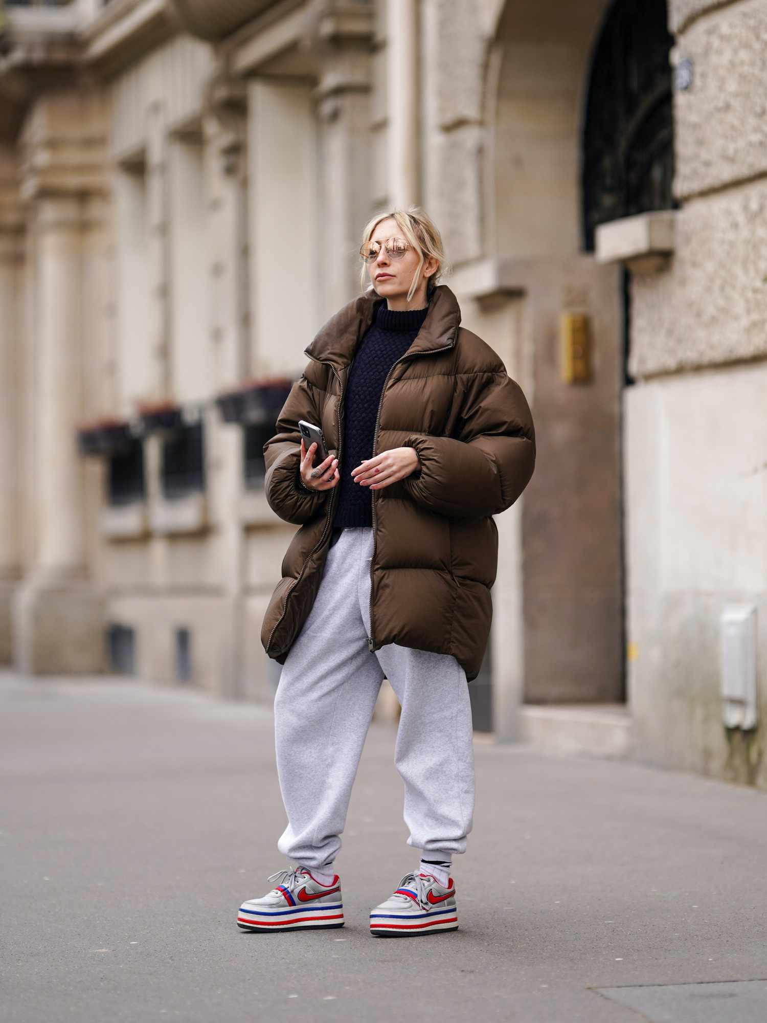 Oversized Brown Puffer with Sweatpants and Sneakers Oversized Brown Puffer with Sweatpants and Sneakers β Winter Puffer Jacket Outfits