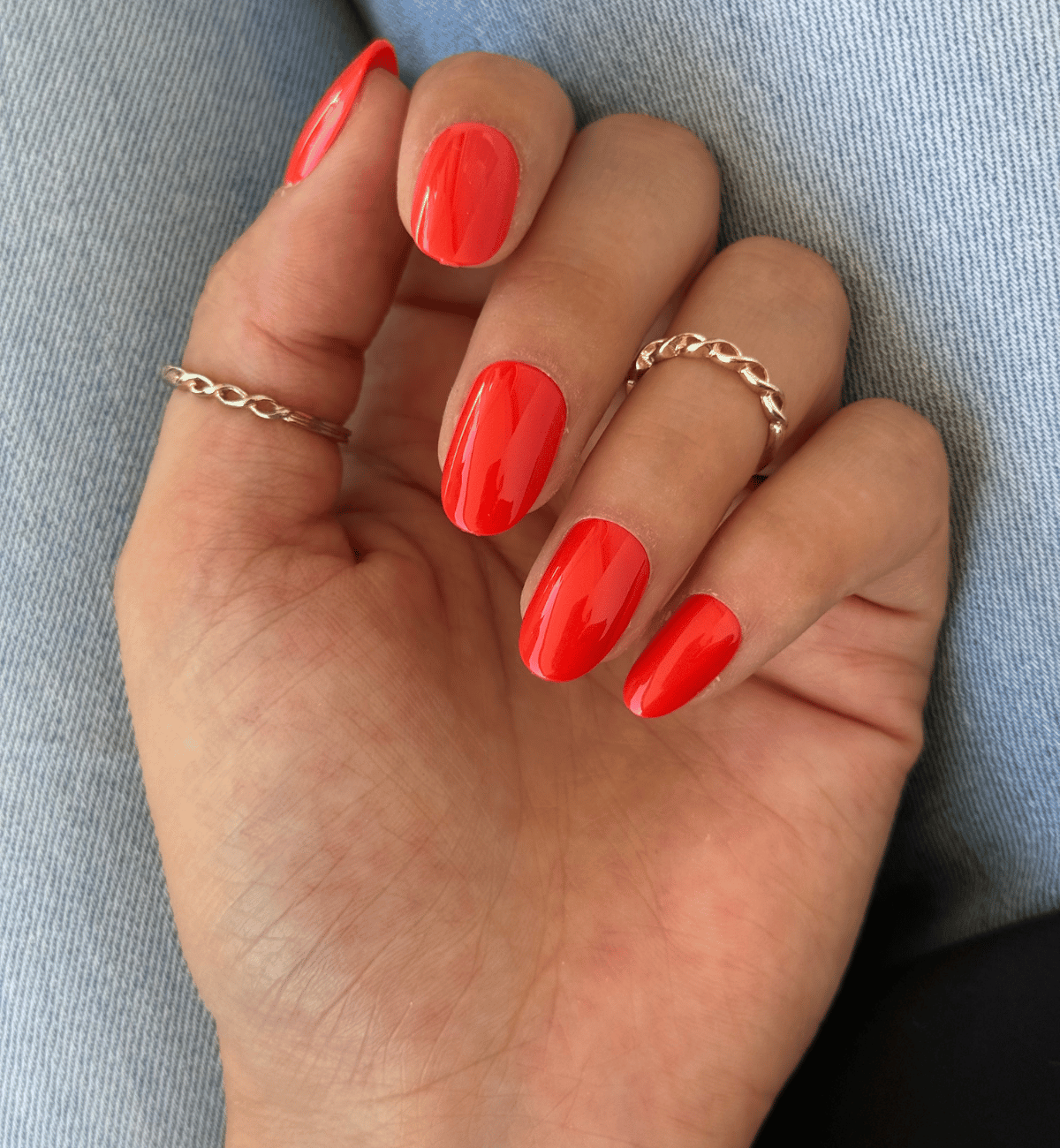 Solid Color Vibrant Glossy Red Round Nails — Winter Round Nails