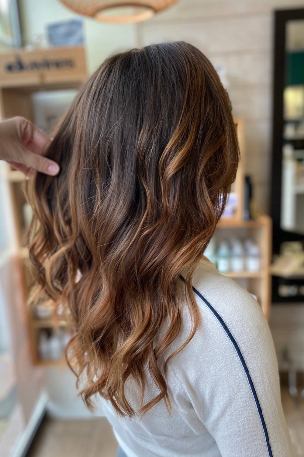 Collarbone Lob With Caramel Highlights Collarbone Lob With Caramel Highlights β Winter Haircuts for Wavy Hair