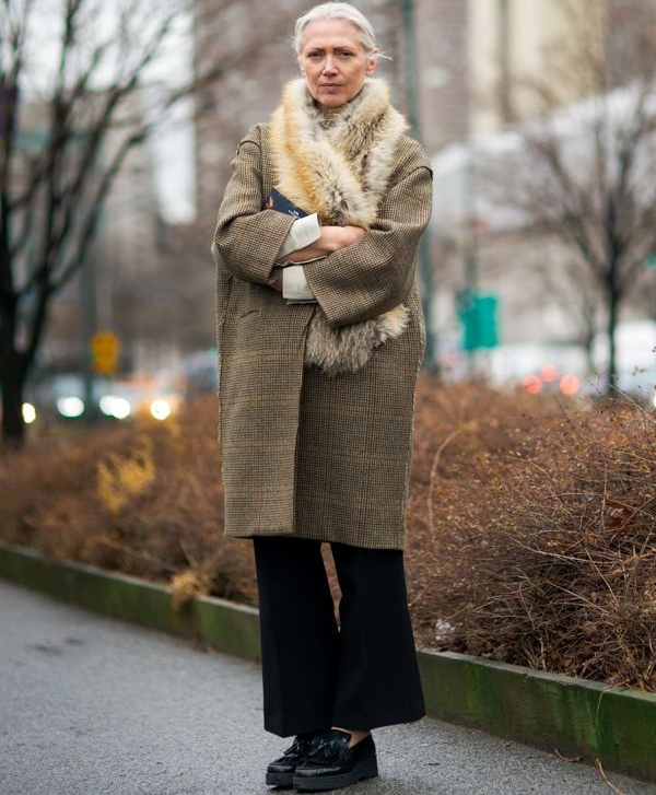 Oversized Plaid Coat with Fur Scarf for Outdoor Warmth Oversized Plaid Coat with Fur Scarf for Outdoor Warmth β Early Winter Outfits