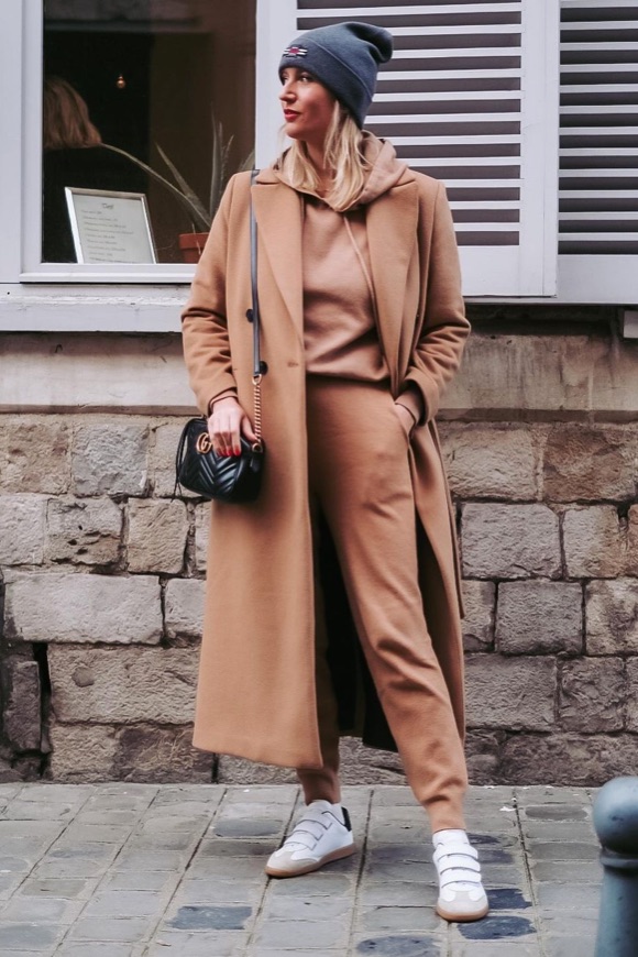 Long Camel Coat Over a Beige Hoodie and Sweatpants Set Long Camel Coat Over a Beige Hoodie and Sweatpants Set β Casual Winter Outfits