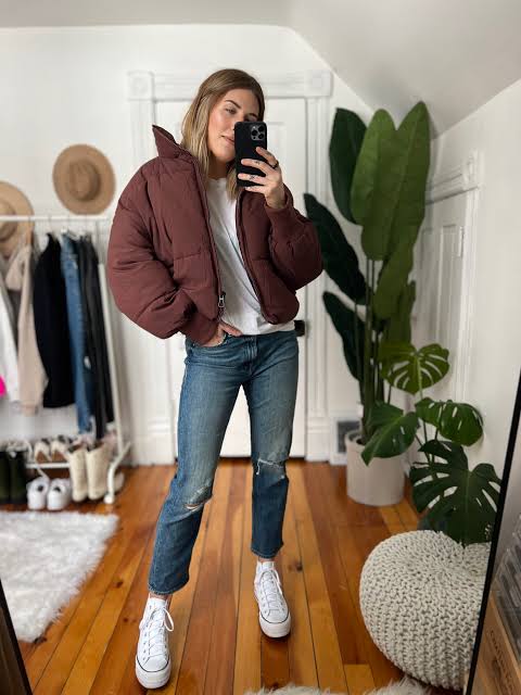 Oversized Brown Puffer with Ripped Jeans and White Tee — Winter Puffer Jacket Outfits