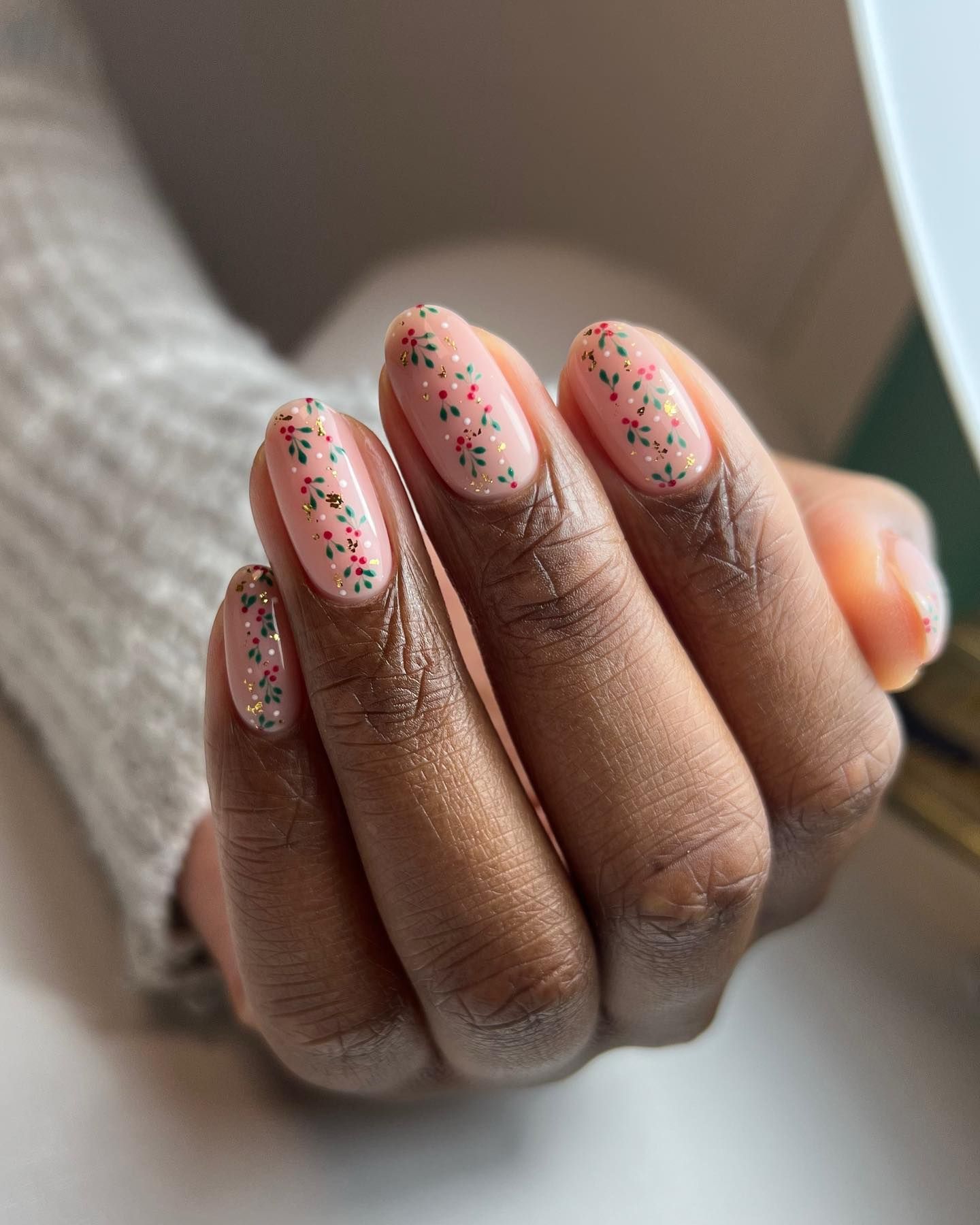 Light Pink Floral Detail Round Nails — Winter Round Nails