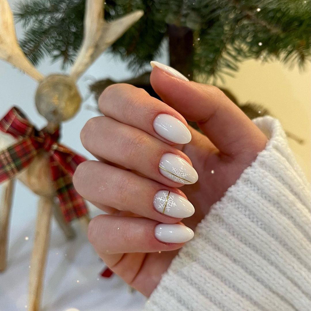 White Glossy with Silver Snowflake Art — Winter Round Nails