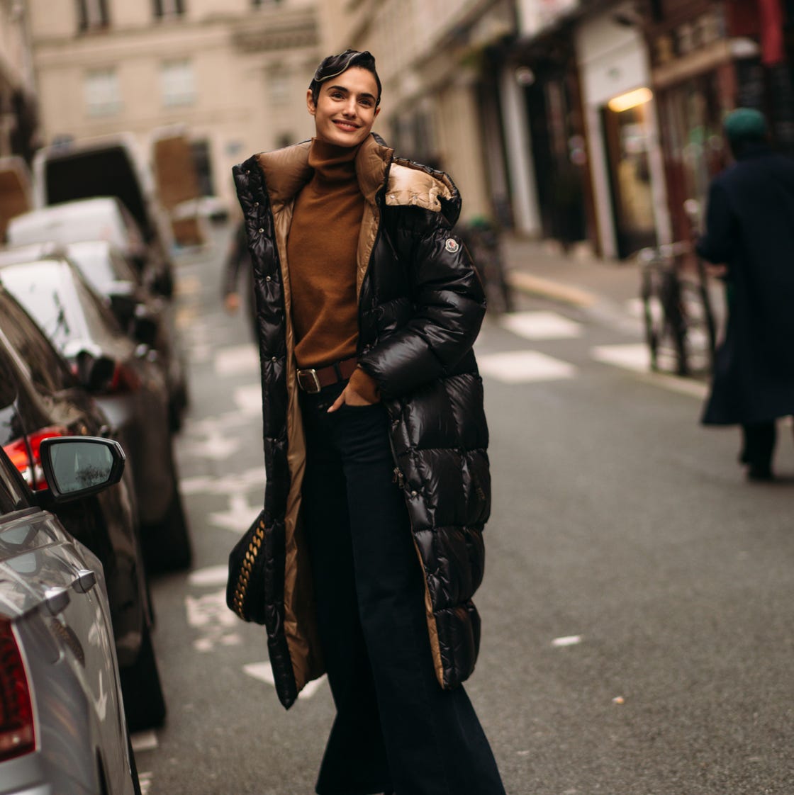 Longline Black Puffer with Gold Lining and Wide Trousers Longline Black Puffer with Gold Lining and Wide Trousers β Winter Puffer Jacket Outfits