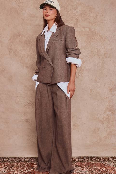 Brown Double-Breasted Blazer for a Stylishly Professional Vibe Brown Double-Breasted Blazer for a Stylishly Professional Vibe β Winter Work Outfits