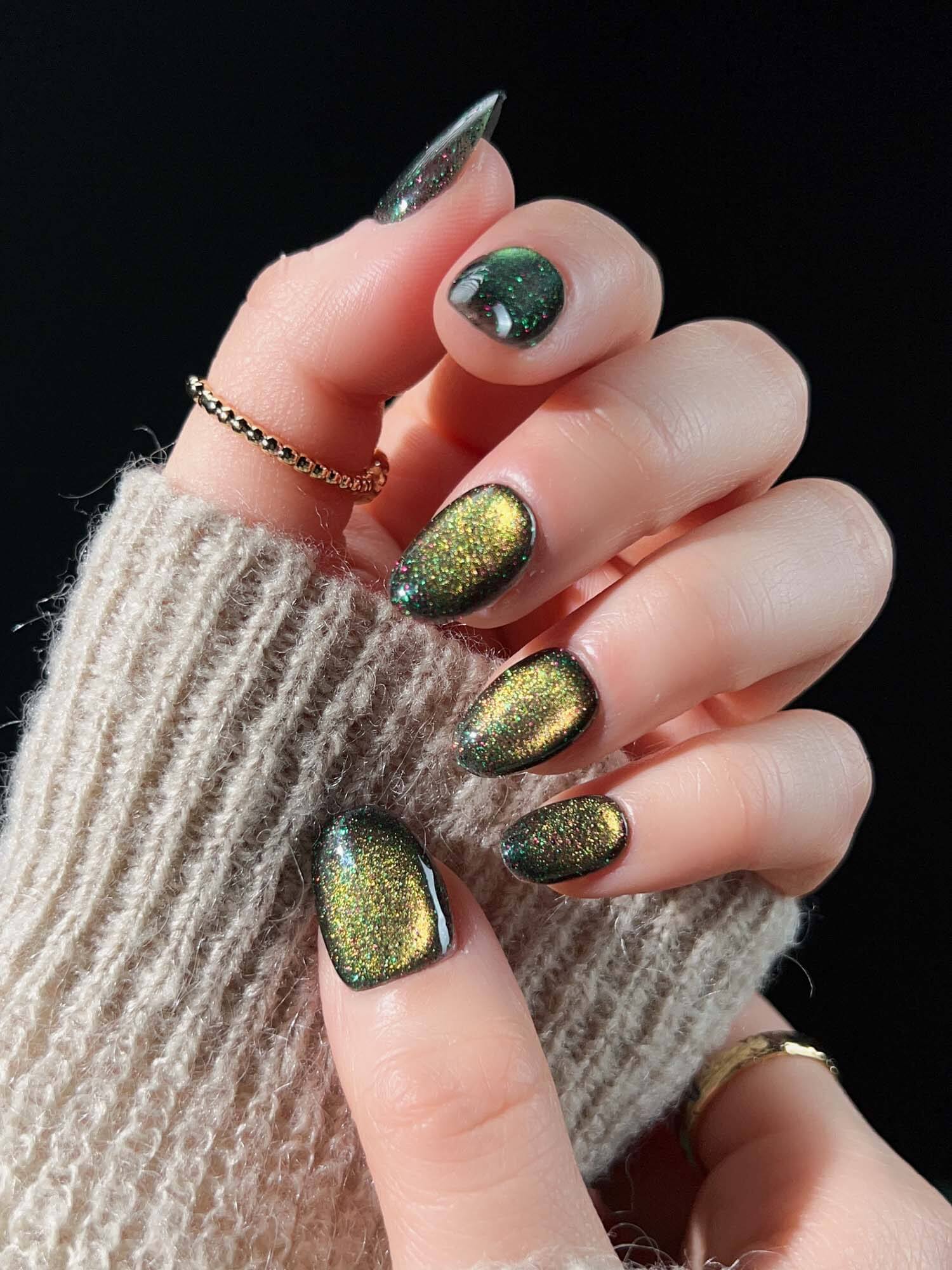 Deep Green Cat-Eye Glitter Short Oval Nails Deep Green Cat-Eye Glitter Short Oval Nails β Winter Oval Nails