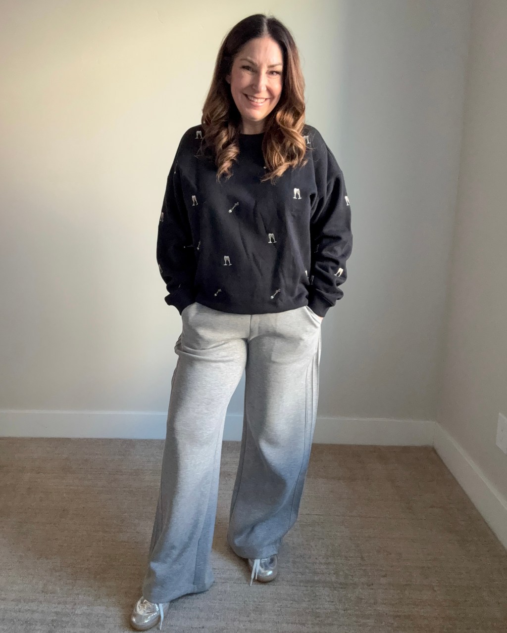 Graphic Sweatshirt with Wide-Leg Sweatpants Graphic Sweatshirt with Wide-Leg Sweatpants β Comfy Winter Outfits