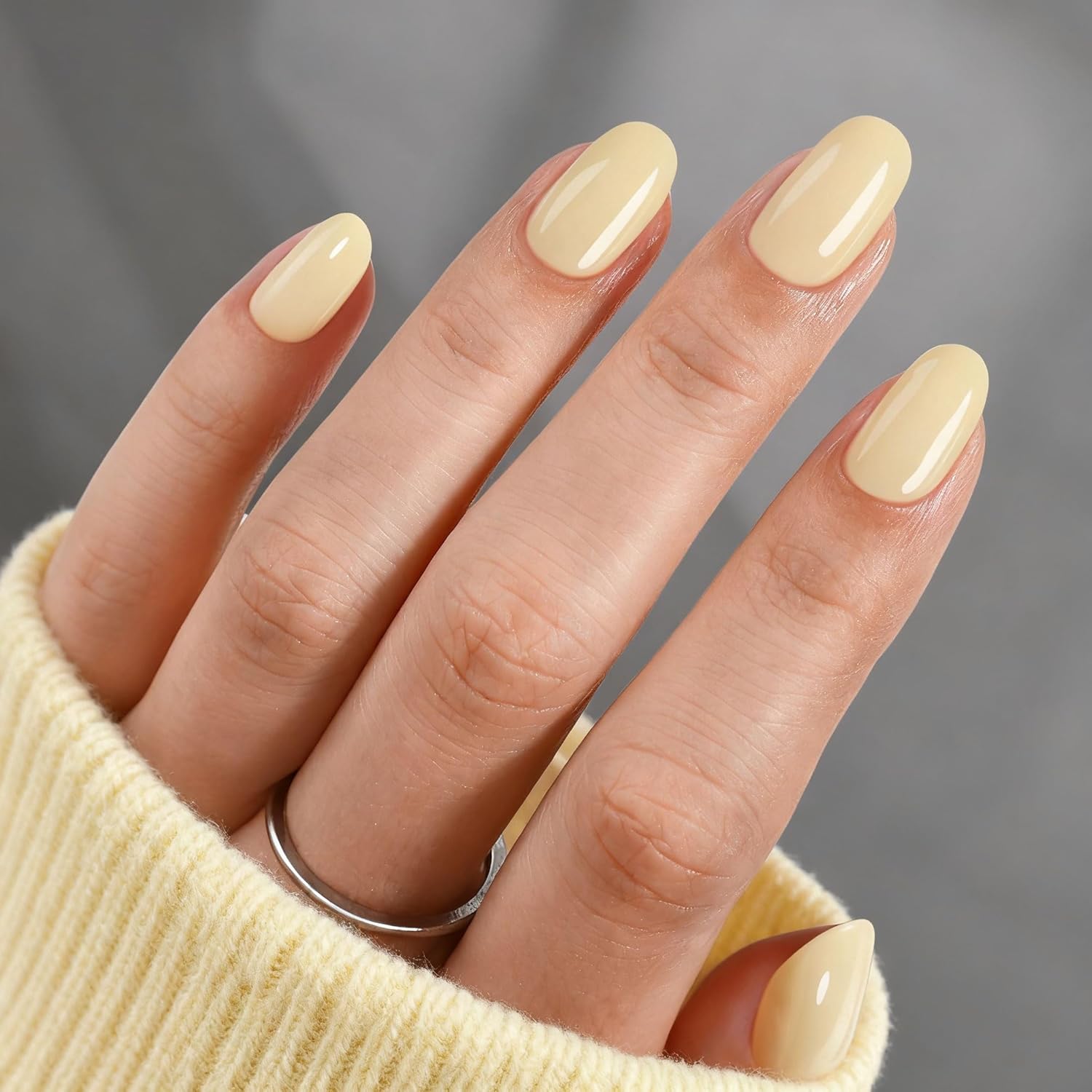 Pale Yellow Glossy Round Nails — Winter Round Nails