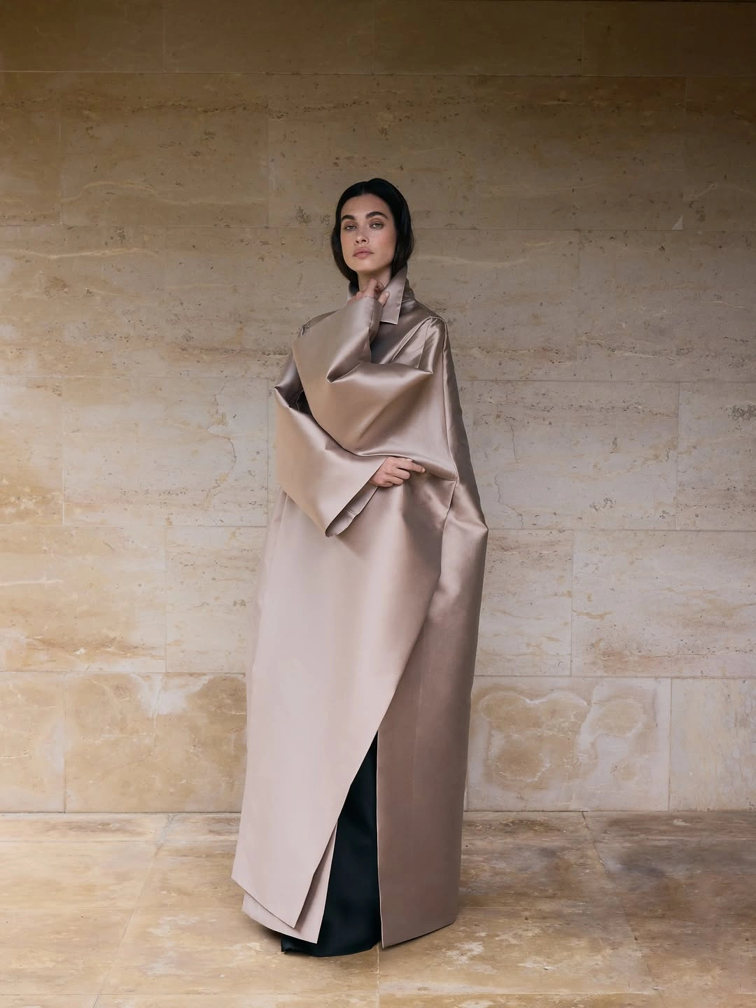 chic & trendy coats 2027 - Fluid satin taupe coat
