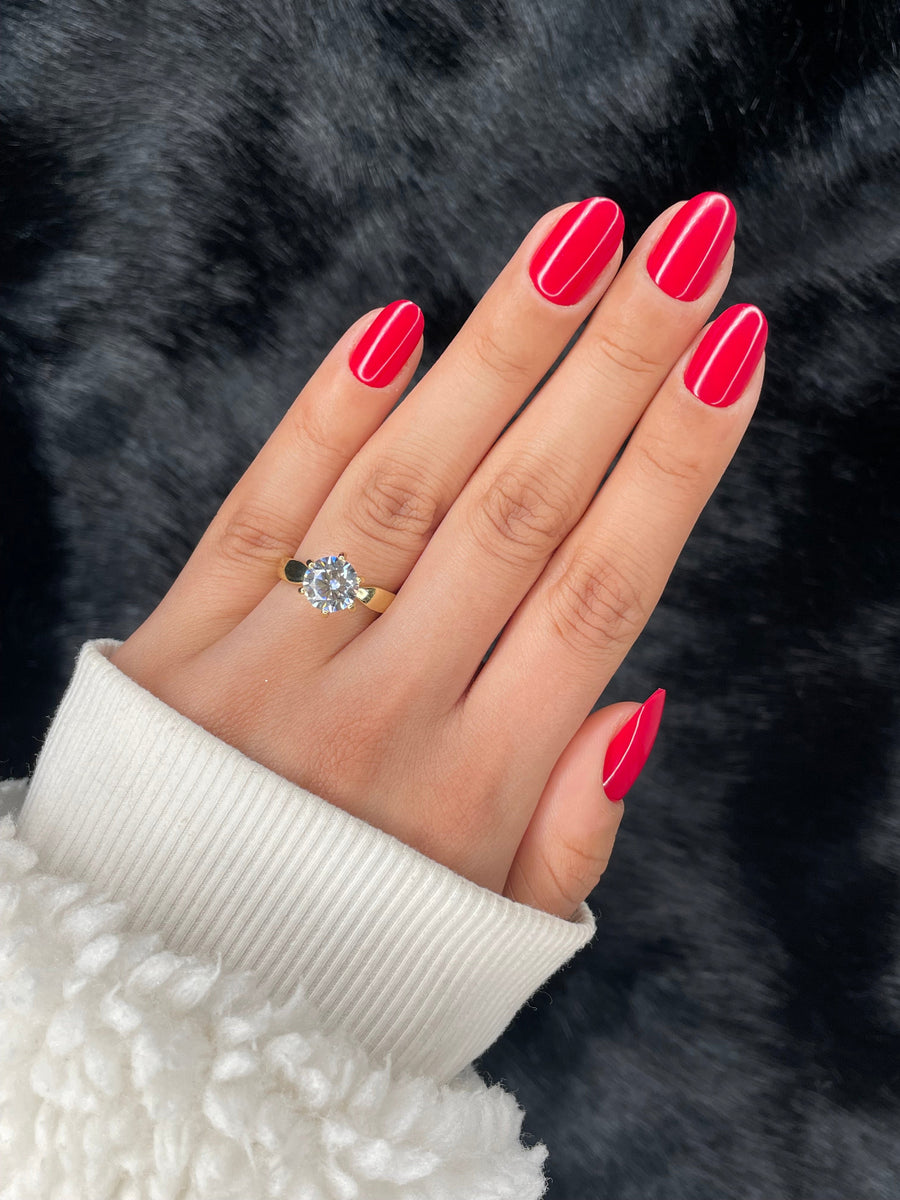 Vibrant Red White Line Accent Oval — Winter Round Nails
