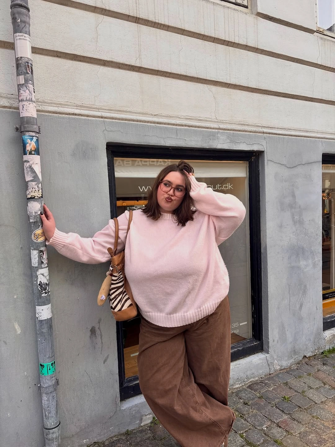 trendy winter outfit for plus size women Pink sweater and brown wide leg pants