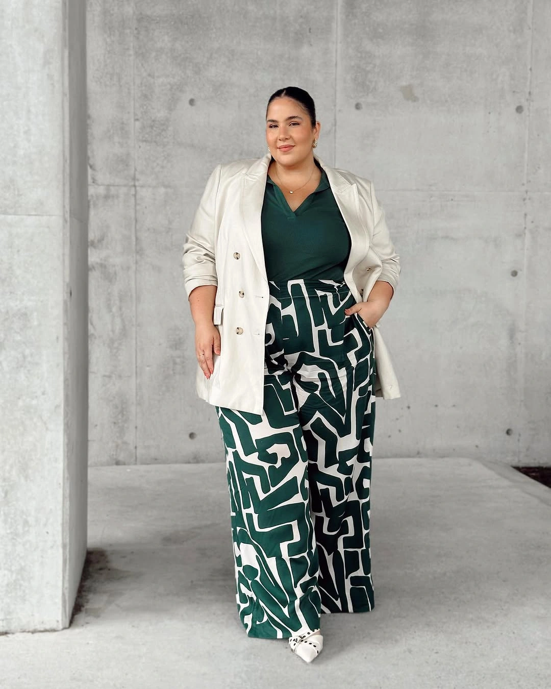 trendy winter outfit for plus size women Green top white blazer and printed wide leg pants