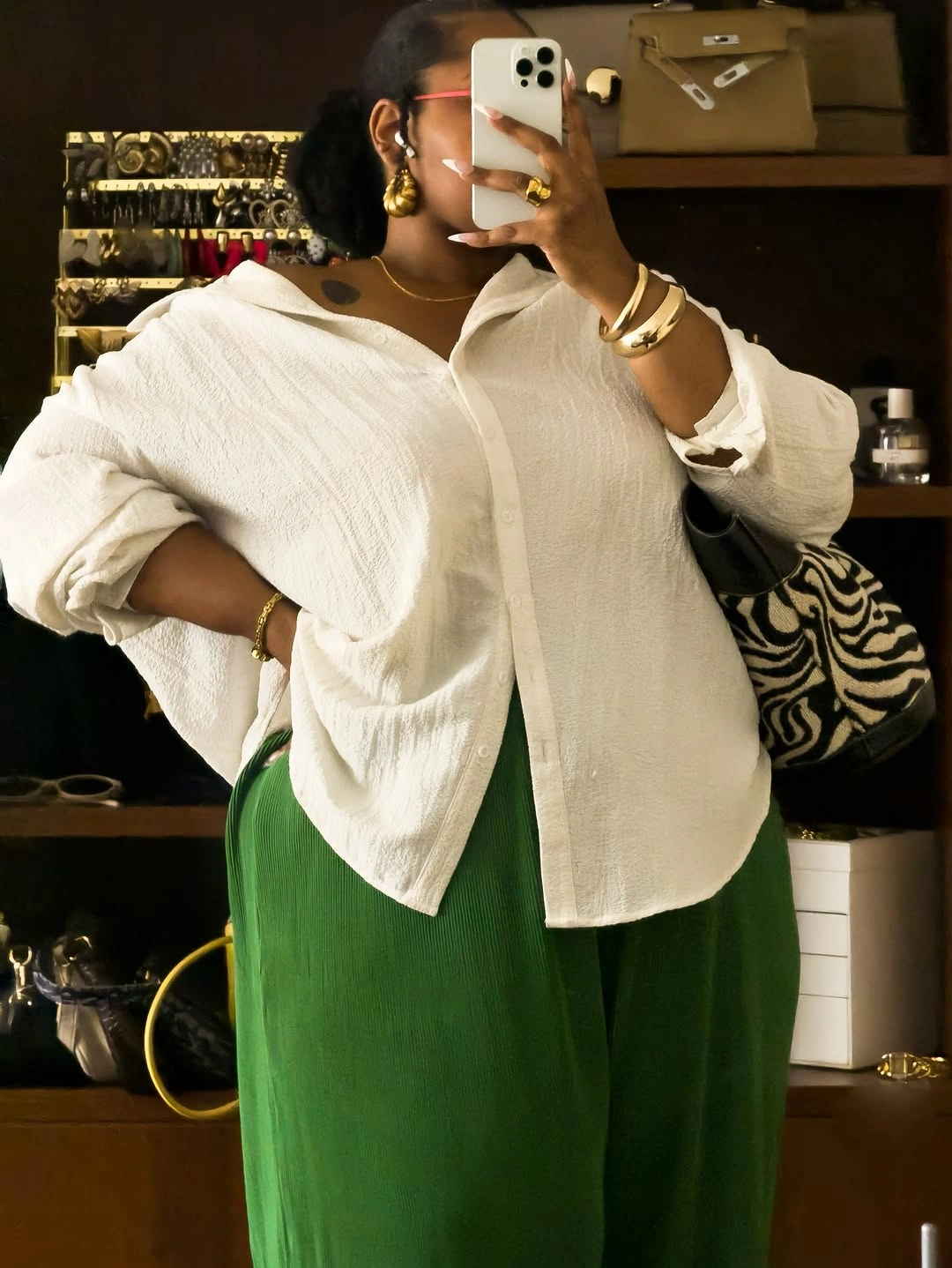 trendy winter outfit for plus size women White shirt and green wide leg pants