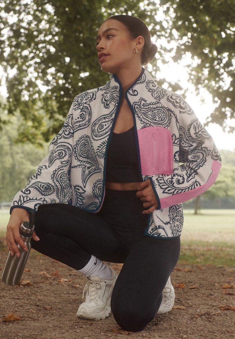 Fleece Outfit Idea Fleece Outfit Idea โ Fleece Jacket Outfits