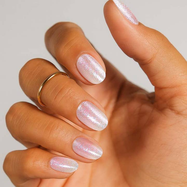 Iridescent Shimmer Medium Oval Nails — Winter Dip Powder Nails