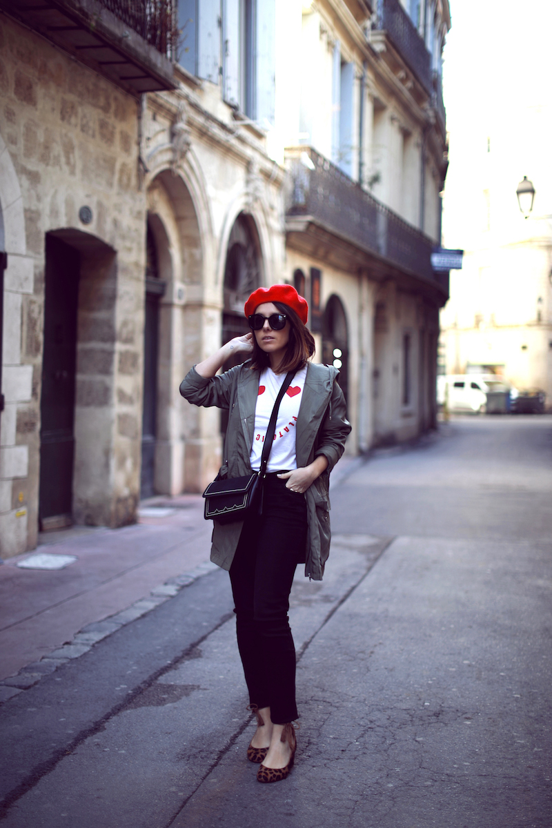 Casual Khaki Jacket and Leopard Heels Styled with a Red Beret Casual Khaki Jacket and Leopard Heels Styled with a Red Beret β Beret Outfits