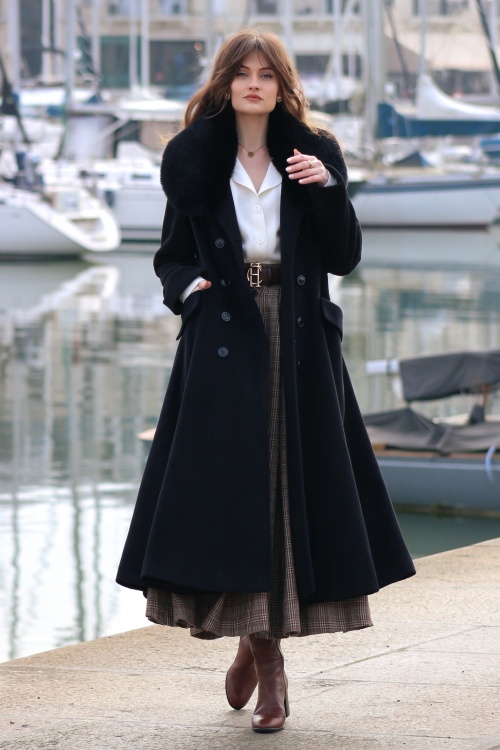 Voluminous Black Coat with Fur Collar and Fit-and-Flare Skirt Voluminous Black Coat with Fur Collar and Fit-and-Flare Skirt β Black Coat Outfits