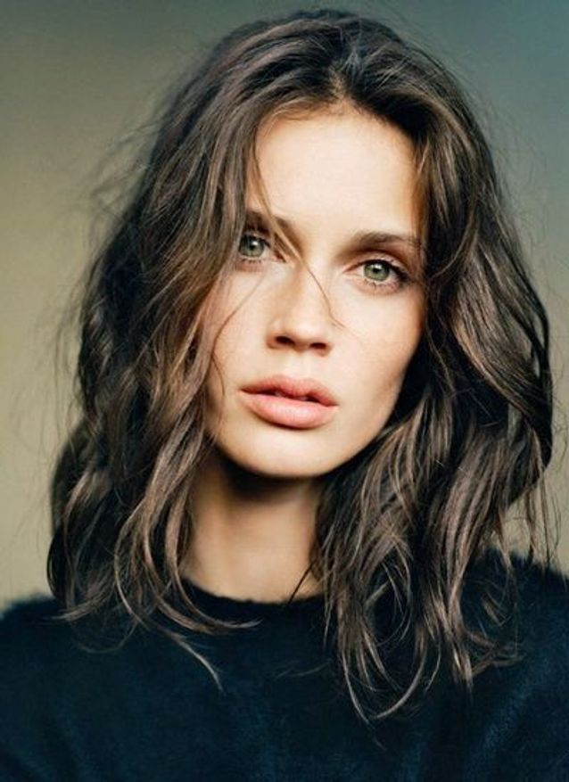 Collarbone Layered Cut With Subtle Highlights Collarbone Layered Cut With Subtle Highlights β Medium Length Winter Haircuts