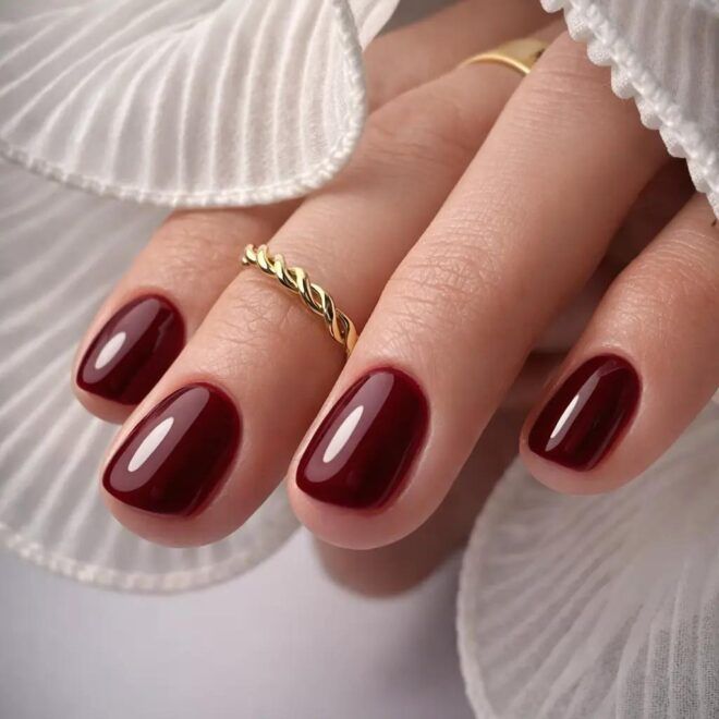 Deep Glossy Burgundy with Gold Accent Deep Glossy Burgundy with Gold Accent β Short Winter Round Nails