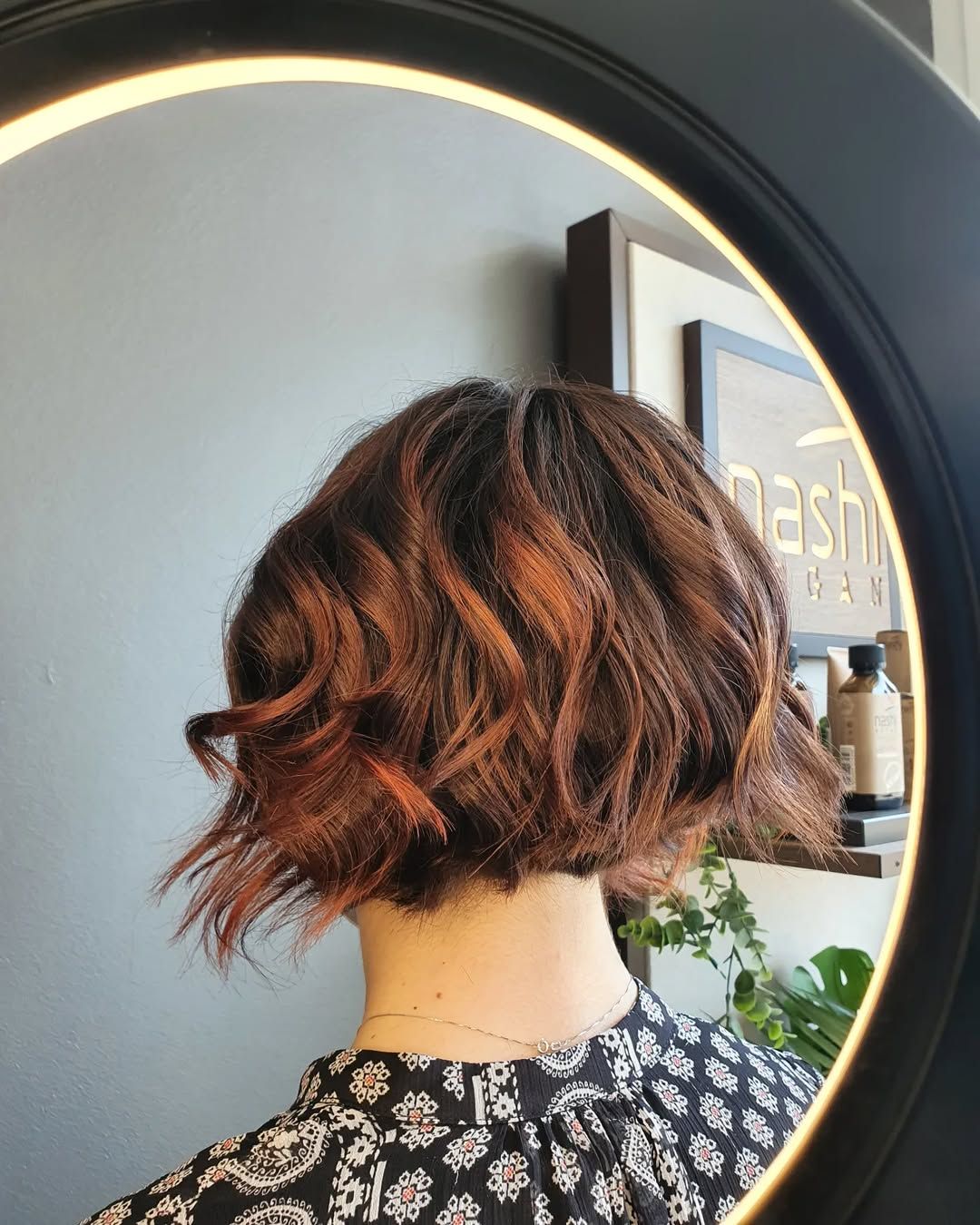 Coupe Pixie de couleur cannelle : le look qui change tout