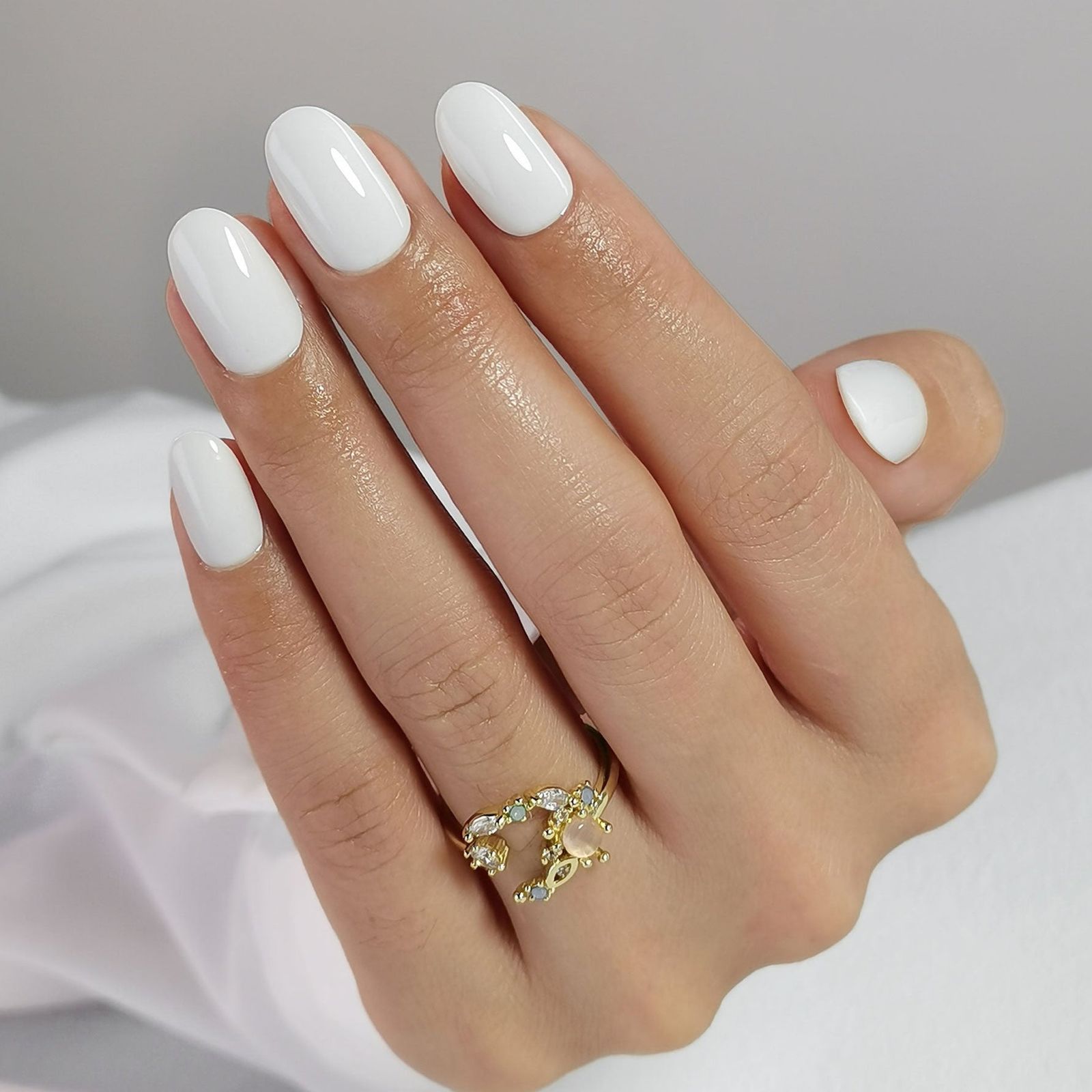 Bright White High Gloss Short Oval Bright White High Gloss Short Oval β Short Winter Oval Nails