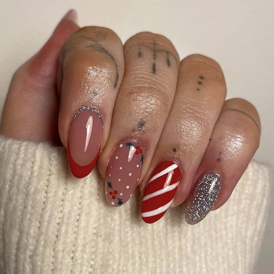 Ceboic 24 Pièces Noël Faux Ongles Court Amande Ongles à Coller Argent Paillettes Press on Nails avec Rayures de Bonbons Design Couverture Complète ...