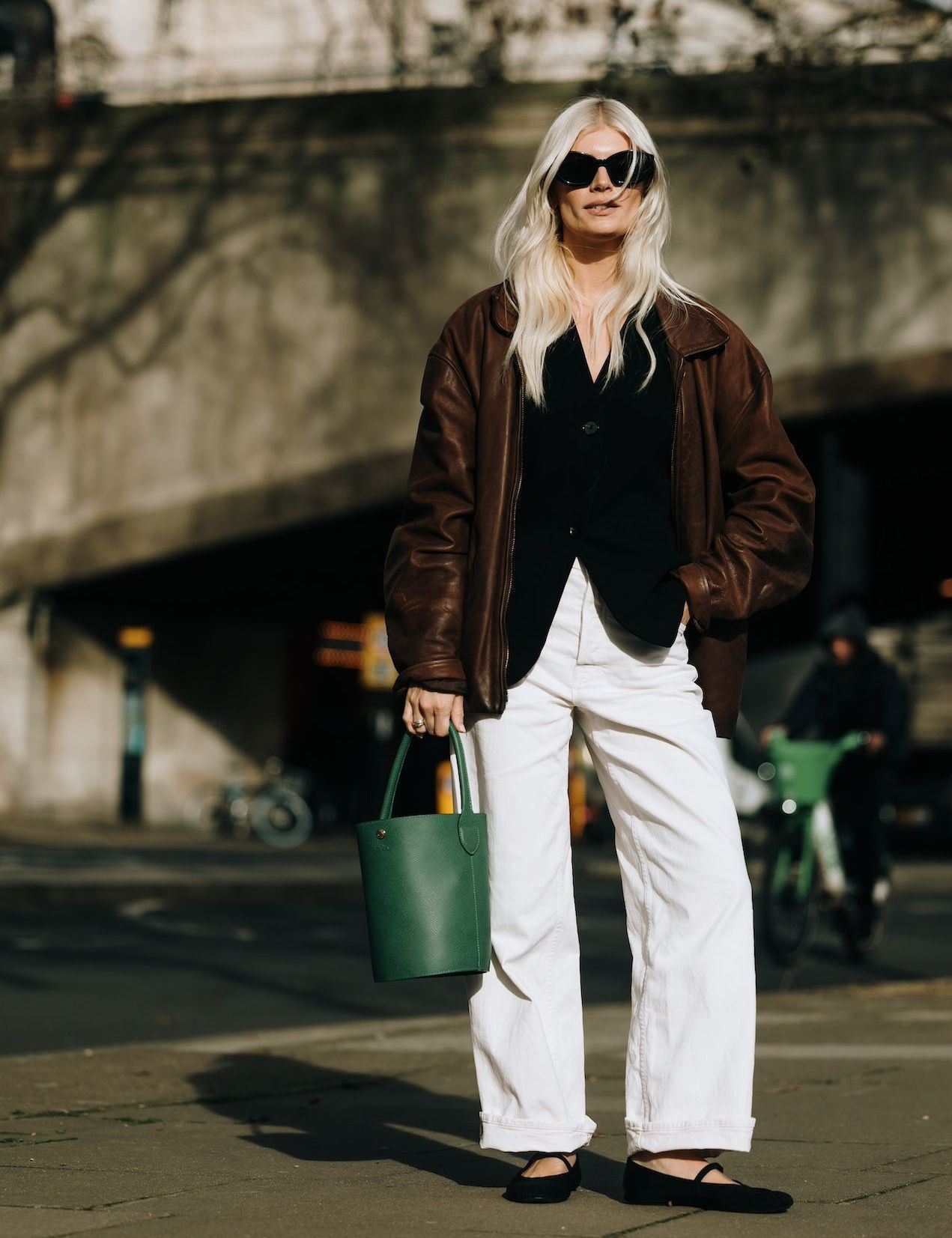 Weekend Chic: Leather Jacket and Ballet Flats with White Wide Leg Jeans — Winter Outfits with Wide Leg Jeans