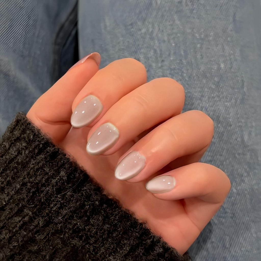 Jelly Subtle Cat-Eye Visual Idea Jelly Subtle Cat-Eye Visual Idea β Short Winter Oval Nails