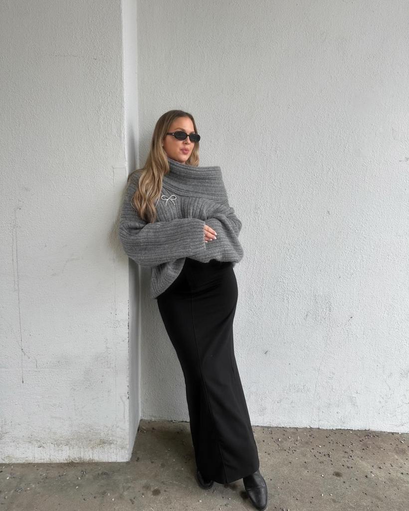 Fitted Black Maxi Skirt with Oversized Turtleneck and Pointed Shoes — Winter Skirt Outfits