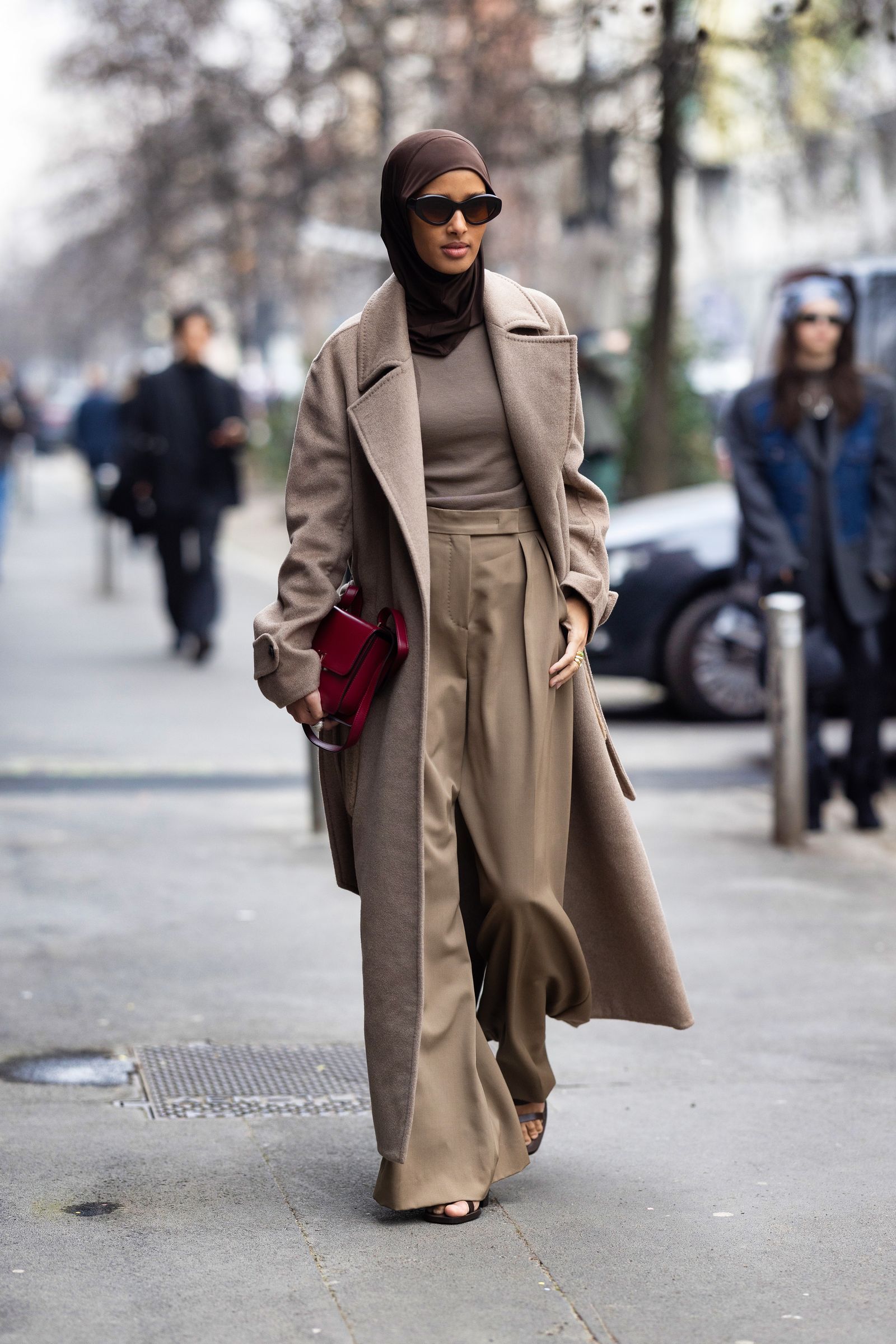 Taupe Wool Blend Coat with Red Handbag Accent Taupe Wool Blend Coat with Red Handbag Accent β Long Coat Outfits