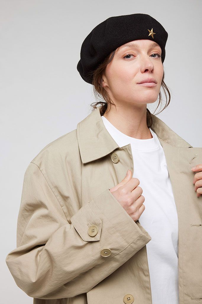Black Beret with Gold Star and Oversized Trench Coat Black Beret with Gold Star and Oversized Trench Coat β Beret Outfits