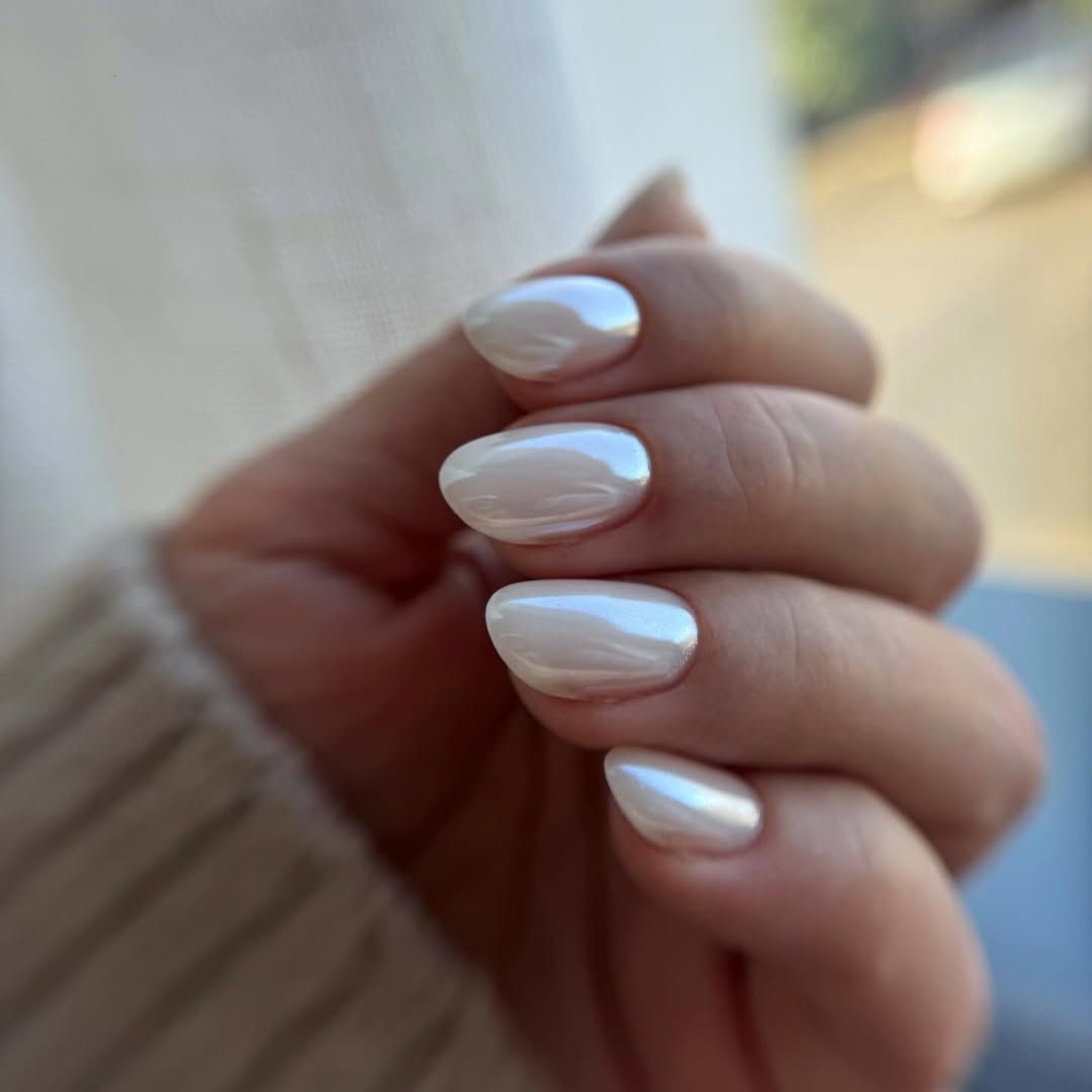 High Gloss Pearlescent Oval Nails — Winter Pearl Nails