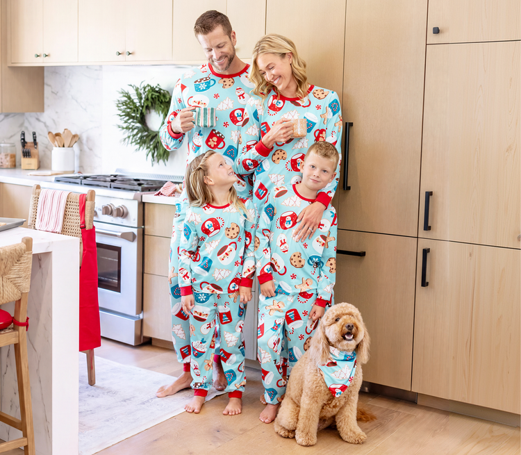 Matching Holiday Print Pajamas for a Casual Family Photo — Winter Family Photo Outfits