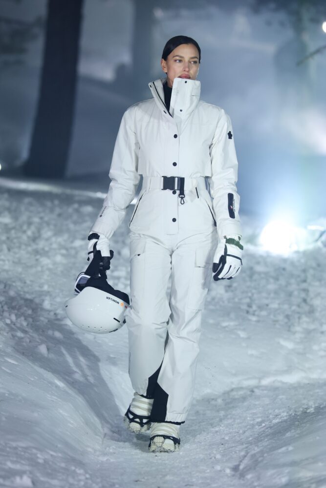 White Hooded Jumpsuit with Black Accents for a Streamlined Snowboarding Look White Hooded Jumpsuit with Black Accents for a Streamlined Snowboarding Look β Snowboarding Outfits