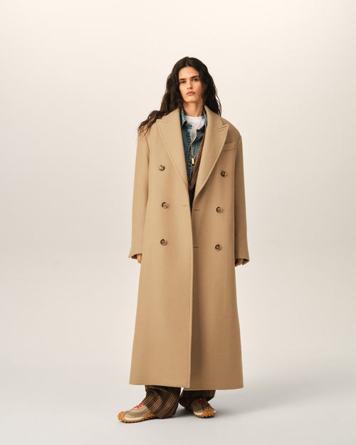Beige Wool Coat Layered Over Denim Jacket and Sweater Beige Wool Coat Layered Over Denim Jacket and Sweater β Long Coat Outfits