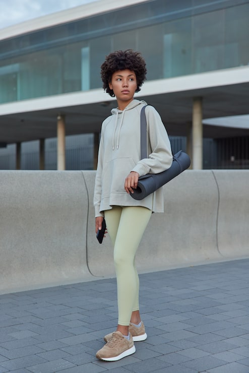Athleisure Vibe: Oversized Hoodie with Leggings and Yoga Mat Athleisure Vibe: Oversized Hoodie with Leggings and Yoga Mat โ Sweatpants Outfits